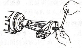 用拉具拆卸带轮